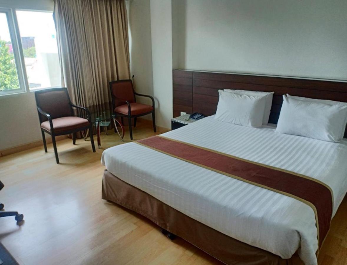 V Verve Service Apartment Hotel Чачоенгсао Екстериор снимка
