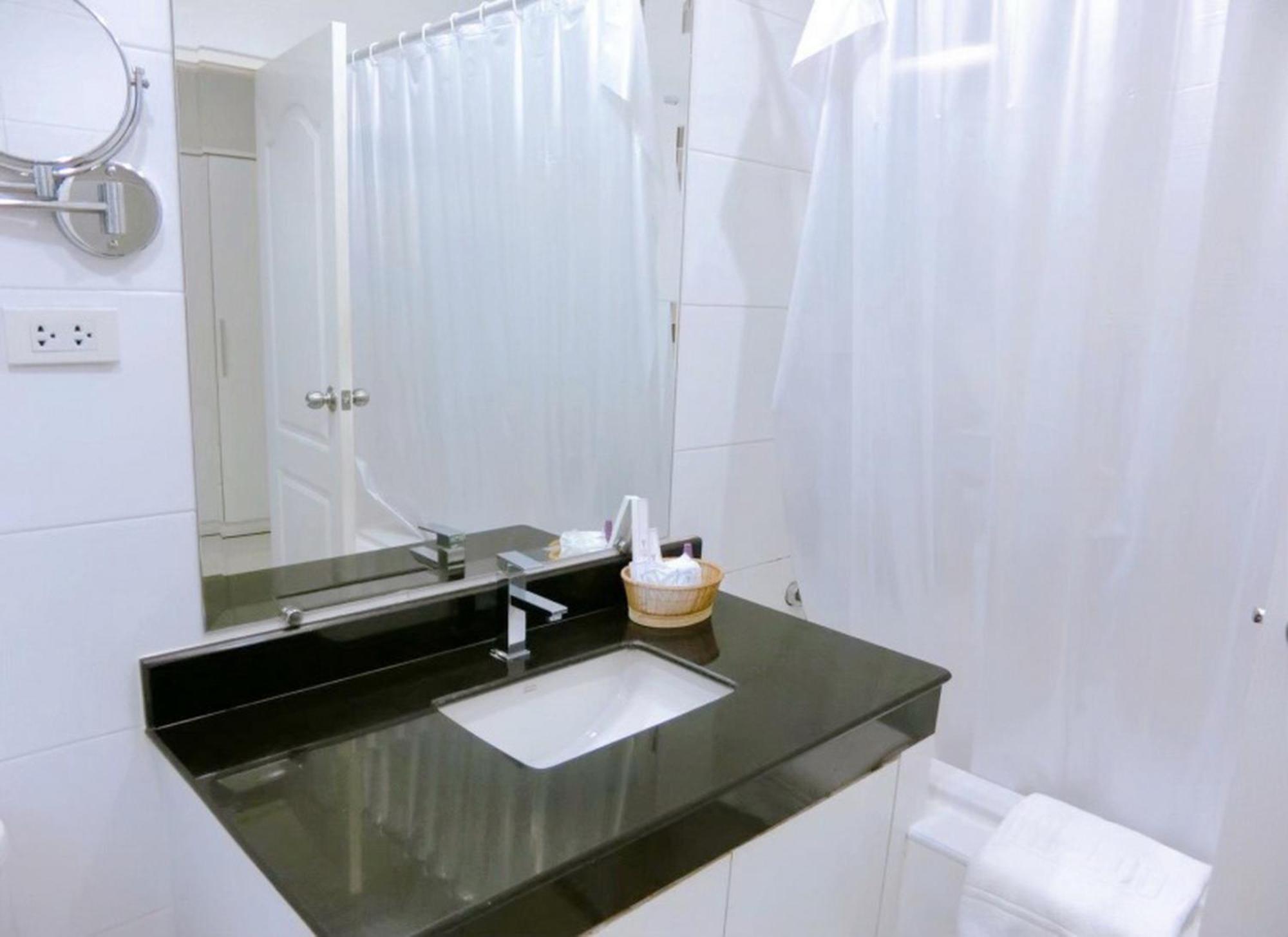 V Verve Service Apartment Hotel Чачоенгсао Стая снимка